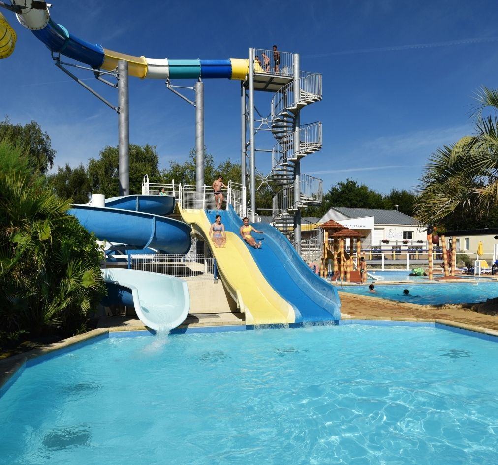 camping avec piscine et toboggan en bretagne